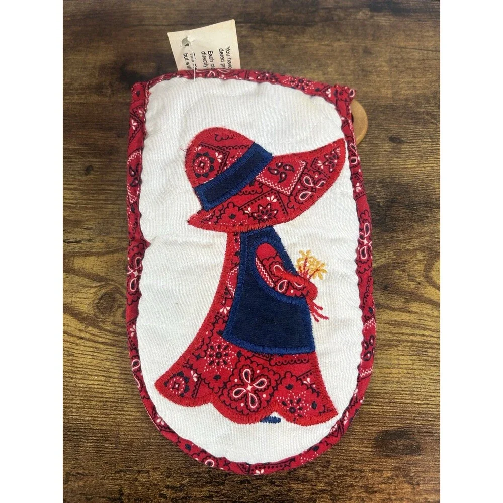 Vintage Cottagecore Embroidered Oven Mitt Red Bandana Sunbonnet Girl New Tag